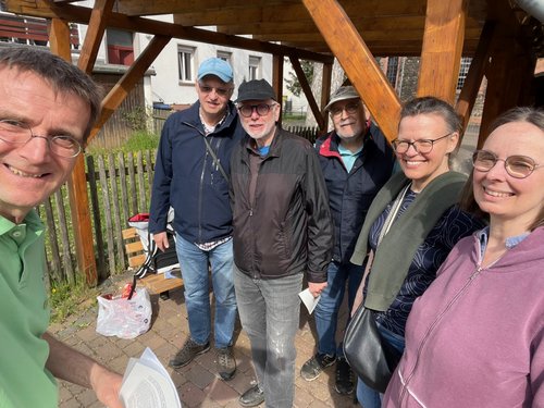Sechs Teilnehmende des Ortsrundgangs vor dem Backofen in Oberdorfelden