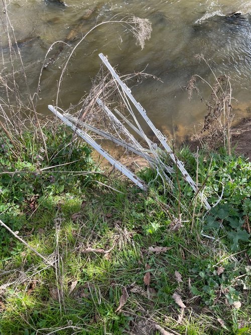 Ein abgängiges Zaunteil rutscht in die Nidder