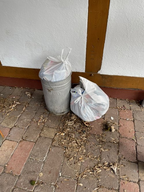Zwei Säcke mit Müll und Zigarettenkippen